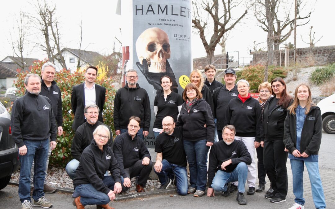 Gruppenfoto vor Litfaßsäule